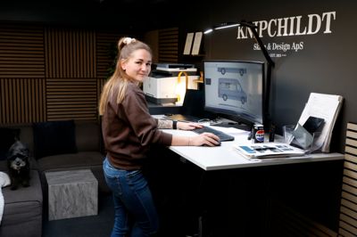 Malene Knipchildt laver designet på computerskærmen. Det overføres til maskinen, der printer logoer, dekorationer, facadeskilte og andet materiale ud. Det kører hun så efterfølgende ud til kunden og sætter på for eksempel en varebil som i dette tilfælde.
