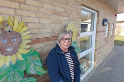 Pædagogmedhjælper Lene Riisberg får onsdag overrakt fortjenstmedaljen af borgmester Dorte West (V). Lene Riisberg har passet borgmesterens to sønner i Solsikken i Sdr. Felding.