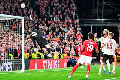 Det kræver også en veloplagt målmand at vinde på udebane mod et Premier League-hold. I oktober leverede Elias Olafsson syv redninger i 3-2-sejren, mens Matz Sels i Forest-målet kun havde én redning.