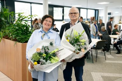 Ikastboerne Elny Mosegaard og Jørgen M. Nielsen blev tirsdag fejret hos Ege Carpets i Birk. Efter at have været henholdsvis 45 og 50 år hos tæppevirksomheden har de hver især modtaget Den Kongelige Belønningsmedalje.