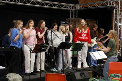 Der er både kendte og mindre kendte sange i musicalen, som har både et kristent og samfundskritisk underlag.