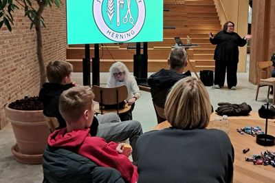 Juniormesterlærekoordinator Mette Maibom forklarede om det nye ordning til cirka 80 fremmødte - blandt andre Sebastian Jensen og Louise Vinbæk Jensen (forrest på billedet)