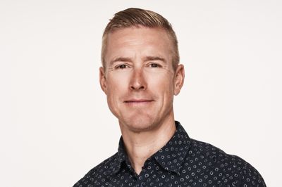 Lars Bak har været ekspertkommentator hos TV 2 siden 2020 og kørte i sin aktive karriere 20 Grand Tours - otte af dem i Tour de France.