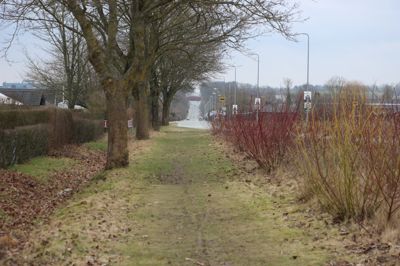Der bliver anlagt en 110 meter lang dobbeltrettet cykelsti i det grønne område mellem Klitorn og Gammel Silkeborgvej og derfra forbindes det eksisterende cykelbanenet i Låsby med to enkeltrettede cykelstier.