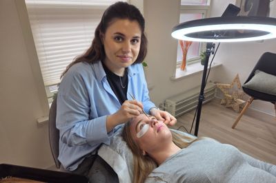 Mariana Kurylo er netop blevet ansat hos Lina Nail's Art i Videbæk, hvor hun skal stå for at ordne øjenvipper og øjenbryn på klienterne. Dermed udvider Lina Zadniprianets sin klinik på hovedgaden i Videbæk. En drøm hun har haft i flere år.