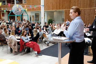 Mette Frederiksen tog imod spørgsmål fra de studerende, da hendes valgkamp bragte hende forbi Social- og Sundhedsskolen Midt- og Vestjylland i Herning.