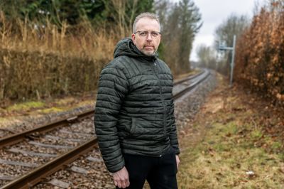 Jørgen Kristensen ser ikke rigtigt nogle veje, som fører udrejsecenteret væk fra Kærshovedgård. Han er både nabo og lokal virksomhedsejer og oplever, at potientelle ansatte vælger hans arbejdsplads fra på grund af utryghed på eksempelvis Bording Station.