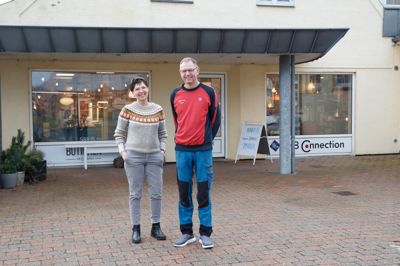 Lene Mikkelsen og Henrik Bendtsen fotograferet foran butikken HB Connection. Lene Mikkelsen står for den daglige drift af butikken, der har kunder langvejs fra. Henrik Bendtsen ejer HB Connection.