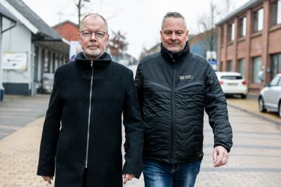 Henrik Engedahl (t.v.) er medlem af den lokale tryghedsgruppe og byrådsmedlem for Venstre. Han fortæller sammen med Lars Lausten, som også er repræsentant og lokal virksomhedsejer omkring de udfordringer, de oplever med beboere fra Kærshovedgård.