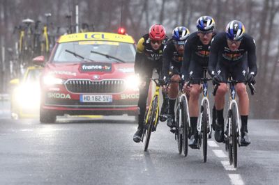Jonas Vingegaard kørte alene fra en udbrydergruppe med tre Red Bull-ryttere og vandt 4. etape.
