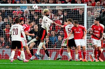 Philip Billing fylder en masse i FC Midtjyllands spil, og midtbanegeneralen fylder også noget i luftrummet. Nottingham Forest har fået respekt for FCM's fysik og dødbolde efter opgøret i oktober.