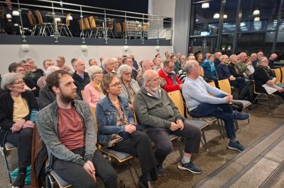 Der var fyldt godt op på tilhørerpladserne i Arena Midt. Og spørgelysten var stor.