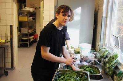 - Det er helt klart en øjenåbner for mig, at de varer, som bliver sorteret fra, er så gode, som de er, siger 17-årige Jakob Elias Skousen fra Nørre Åby, som er i gang med skylle spinat til en pastaret.