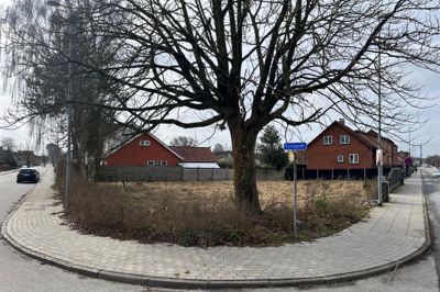 BGM Ejendomme A/S har solgt denne byggegrund på hjørnet af Fynsgade og Viborgvej til Herning Vand A/S til overtagelse 1. marts 2026. Grunden vil Herning Vand bruge som materialeplads til en kommende kloakseparering i området.