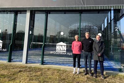 Videbæk Tennis- og Padelklub er i udvikling. Klubben har netop landet en stor sponsoraftale med el-installatør Anders Elkjær fra Viftrup Jespersen A/S i Videbæk. Her står han i midten sammen med de to bestyrelsesmedlemmer Anne-Mette Kæseler og Ulrik Møller foran det store solafskærmningsbanner klubben har investeret i for at forbedre sol- og vindforholdene for de mange padelspillere i klubben.