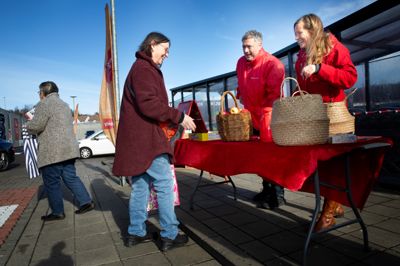 <p class="">En af forklaringerne på, at Eva Borchorst Mejnertz (S) (til højre), som bor i Aarhus, er ifølge formanden for Socialdemokratiet i Silkeborg, Viggo Thinggaard, at hun kun har haft et halvt år til at slå sit navn fast i Silkeborg. Hos De Konservative og Socialdemokratiet i Viborg, som lykkedes med at få kandidater i Folketinget, lægger man vægt på, at kandidaterne er lokale.</p>