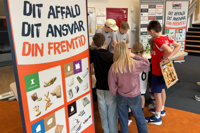 I Ry Hallerne bliver der lagt et stort arbejde i at sortere affald, og så opdager man, at en lokal mand smider sit usorterede skrald i hallens containere. Det blev en sag for politiet.