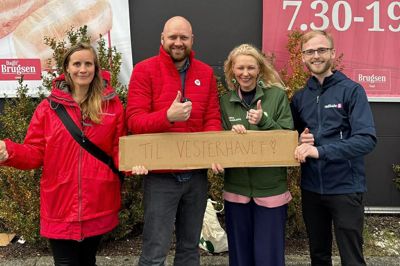I en valgkamp-blaffebattle drog to hold - et rødt og et grønt - af sted fra Voel mod Søndervig bevæbnet med pap, tusch og godt humør. Det røde hold bestod Eva Borchorst Mejnertz fra Socialdemokratiet og Nils Brøgger fra SF. Det grønne hold bestod af Dina Andersen-Raabjerg fra Det Konservative Folkeparti og Philip Vivet fra Radikale Venstre.