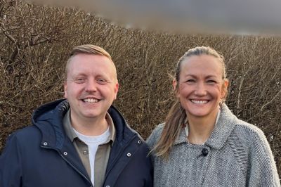 Ejendomsmægler Jens Højland kunne torsdag tage imod sin kollega og tv-vært Sara Lygum i Videbæk. Jens Højland begyndte dagen tidligt, da der var optagelser til boligprogrammet »3 x beliggenhed« i et af EDC Mæglernes huse i Videbæk.