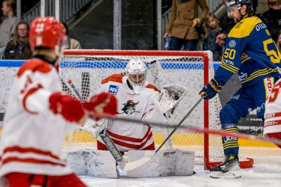 Mathias Bau Hansen udfordrer Rødovre-keeper Marcus Bjørn i en af sæsonen tidligere opgør mellem de to hold. Blue Fox har vundet samtlige seks kampe. Nu mødes de to hold i kvartfinalerne.