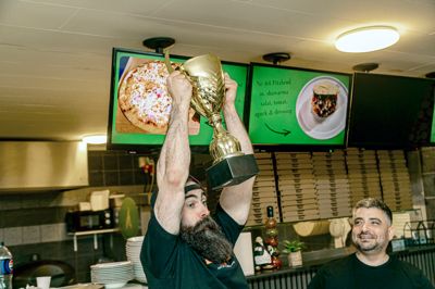 Jess Jensen overrakte en pokal til youtuberen BeardMeatsFood, da den verdenskendte ædedolk havde fortæret en gigantpizza på mindre end 30 minutter i hans restaurant. For nogle dage siden kom videoen så på nettet, og det har haft en uforudset virkning i restauranten.
