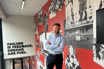 Kristoffer Pallesen, der i FCM har titel af head of Football Insights, nyder hverdagen i den midtjyske topklub, hvor han blandt andet er involveret i spillerkontrakter og transfers.