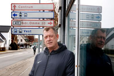 Lars Juhl Olsen er frustreret over trafikmængden på Herningvej og opfordrer til at flytte skiltene, så flere bilister bliver opmærksomme på omfartsvejen.