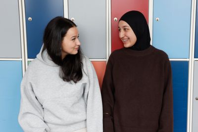 Alya Arslan og Edna Mujakiç er en del af projektet med juniormesterlære i Ikast-Brande. Vi besøgte eleverne i sidste uge. På mandagens byrådsmøde hyldede politikerne projektet.