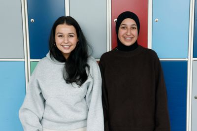 - Det er fedt, at vi får mulighed for at prøve forskellige job af, siger 14-årige Edna Mujakiç (t.v.). Sammen med veninden Alya Arslan er hun en del af juniormesterlære-klassen.