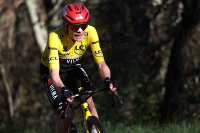 Jonas Vingegaard kørte de sidste 20 kilometer af torsdagens etape på egen hånd.