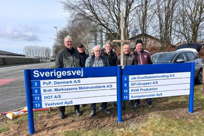 Fra venstre: Ejvind Kølbæk Jensen, Henning Andersen, Anton Rasmussen, Ivar Dalsgaard, Kjeld Rønnøw og Jens-Jørgen Lyngaa fotograferet ved det første skilt, der blev sat op. Bemærk rejsekransen i midten af billedet.