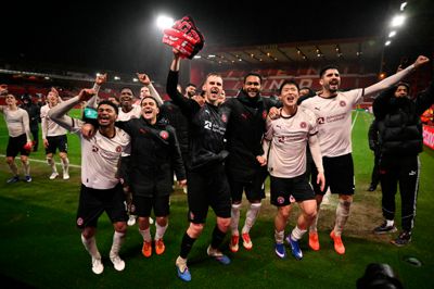 Fælles, midtjysk jubel på City Ground. Elias Olafsson og holdkammeraterne fejrer den forrygende 1-0-sejr med de 400 medrejsende FCM-supportere i det ene hjørne af stadion.
