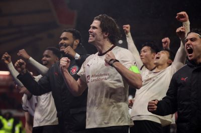 Anfører Mads Bech Sørensen er stolt over, hvordan FCM-spillerne hjælper hinanden. når presset er størst. Ulvene er meget svære at splitte ad - selv for et Premier League-hold med adskillige dyre stjerner.