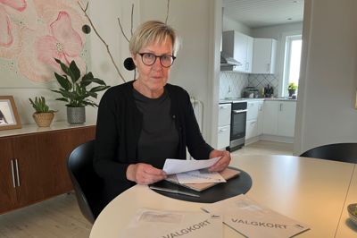 Lene Thomsen fra Hammerum undrer sig over at have modtage to af sine naboers valgkort til folketingsvalget 24. marts. Den gode nyhed er dog, at valgkort ikke er strengt nødvendige og at man godt kan stemme uden, hvis man blot husker at medbringe legitimation på valgstedet.