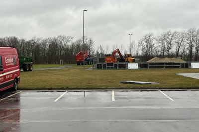Arbejdet med padelbanerne er i fuld gang, og inden længe vil der kunne spilles på banerne.
