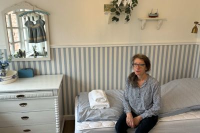 Susanne Møller tænker hele tiden i farver, der passer sammen. Hun fandt den lille blå kjole på spejlet i huset - og indrettede et helt soveværelse ud fra den.