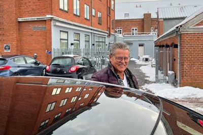 Siden 5. januar har restauratør Per Pedersen måttet slås med et krav på 589 kroner for at køre to gange hen over Herning City Hotels parkeringsplads. Senest har selskabet sendt en rykker, hvor de lagde 100 kroner oven i kravet. Men nu har selskabet lovet, at de har droppet kravet.