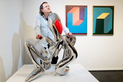 - Selvfølgelig skal man gå på galleri i påsken. Og på alle andre dage for den sags skyld. Kunst skal ses i virkeligheden, lyder det fra galleriejer Henrik Omme, Galerie Morderne, der for 63. gang inviterer til påskeudstilling. Her med skulpturen »Crawling Silverdance« i spejlpoleret rustfri stål og pulverlakering, der er skabt af den danske kunstner Eske Touborg.