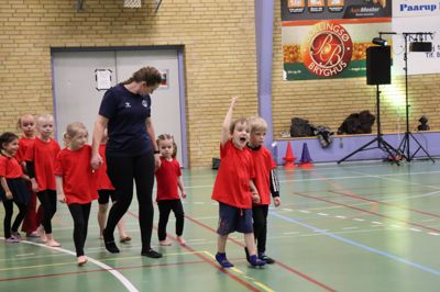 Hej moar - her er jeg...En ung, glad gymnastik til opvisning i hallen i Engesvang