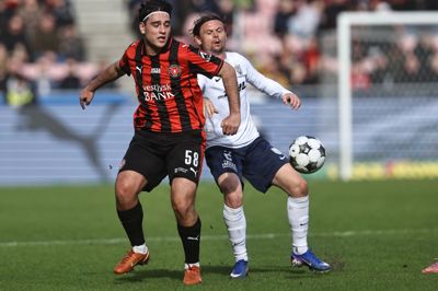 Aral Simsir (t.v.) udfordrer FC Nordsjællands Peter Ankersen under FC Midtjyllands hjemmekamp på MCH Arena.