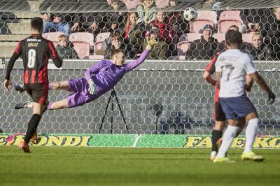 Elias Olafsson spræller forgæves og kan ikke hindre Levy Nénes scoring, der blev rettet af via Martin Erlic (t.v.). Dermed endte nedturen med en stor FCM-skuffelse.