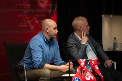Trivela-direktør Benjamin Boycott, der er bestyrelsesformand i Silkeborg IF A/S, brugte næstformand Henrik Lyhne (t.h.) som tolk ved søndagens fanmøde.