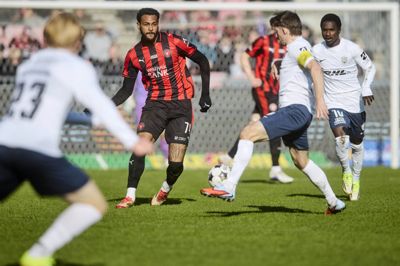 Júnior Brumado - her over for FC Nordsjællands anfører Mark Brink - var FC Midtjyllands bedste i søndagens nederlag, mener Folkebladets sportsredaktion.