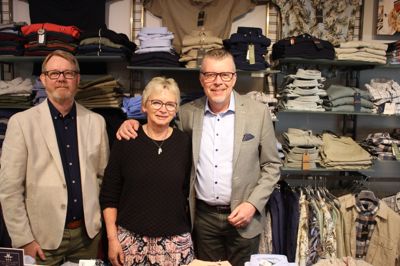 Der var glæde og stolthed hos Svend Holm Din Tøjmand, da nyheden om medarbejderprisen blev offentliggjort. Fra venstre er det medarbejder Klaus Jensen og Aase og Svend Holm.