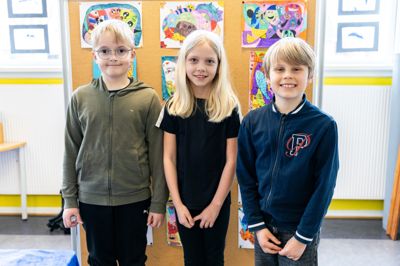 Bjørn Visholm Høg, Frederik Herluf Rasmussen og Isabella Rós Kristjönudottir viste rundt på udstillingen og fortalte om en måned i kunstens tegn, som har givet både selvtillid og fællesskab.