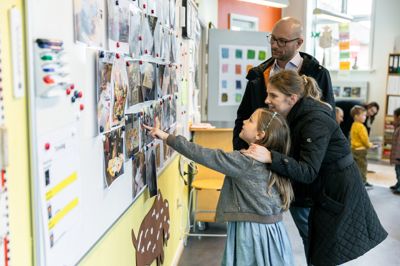 De stolte forældre blev vist rundt af børnene, da Isenvad Skole efter fire ugers arbejde med Asger Jorn og kunst holdt fernisering med auktion. Pengene skal bruges på oplevelser til børnene og sammenhold.