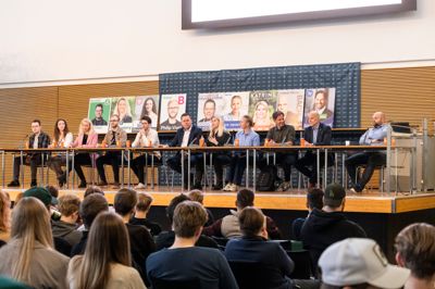 De 11 folketingskandidater lagde ud med at præsentere sig selv ved valgmødet i Herning.