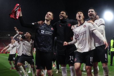 De slidte spillere suger sejrens sødme til sig. Elias Olafsson, Júnior Brumado, målscorer Gue-sung Cho og Martin Erlic jubler i forgrunden op mod de 400 medrejsende FCM-fans.