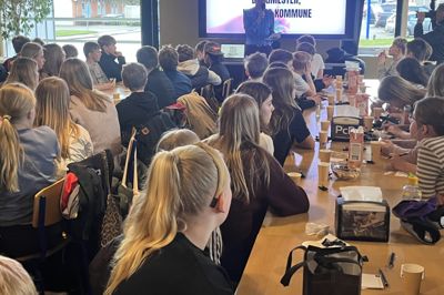 Borgmester Dorte West (V) var med, da elever fra tre skoler i og omkring Vildbjerg mandag åbnede Verdensmåls& & Entreprenørskabsugen i Vildbjerg.