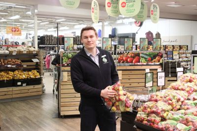 Anders Nielsen har været leder af frugt og grønt afdelingen i Kvickly i Ry i 10 år og i den periode er salget af frugt og grønt steget med 30 procent, fortæller han.